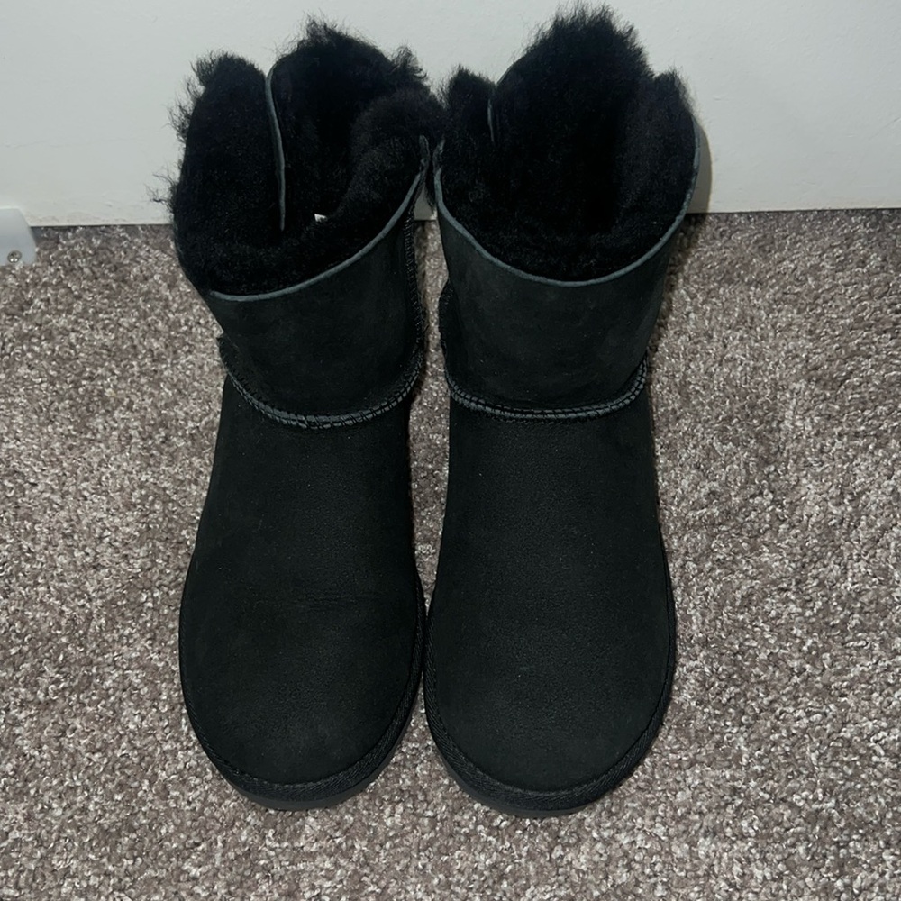 UGG low black boot with bow
